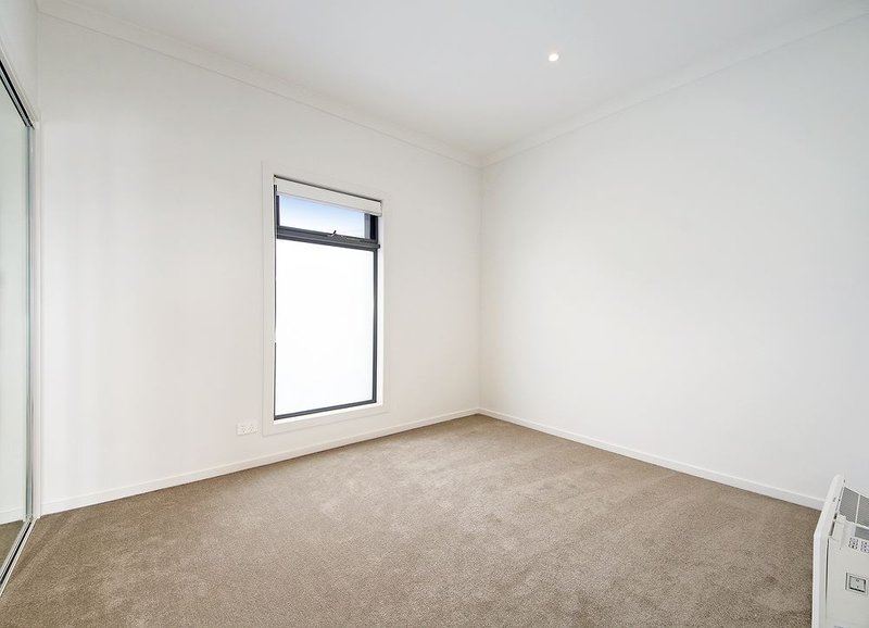 Photo - 9/29 Stamford Crescent, Rowville VIC 3178 - Image 4