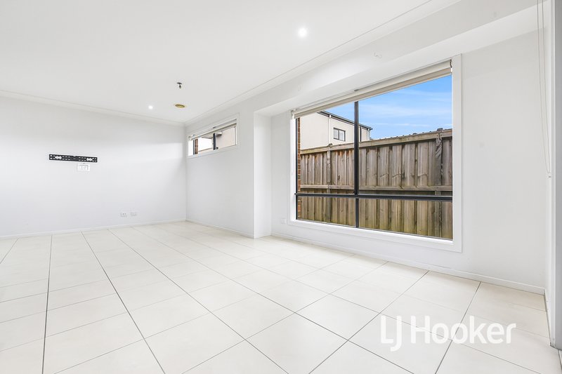 Photo - 93 Eliburn Drive, Cranbourne East VIC 3977 - Image 3