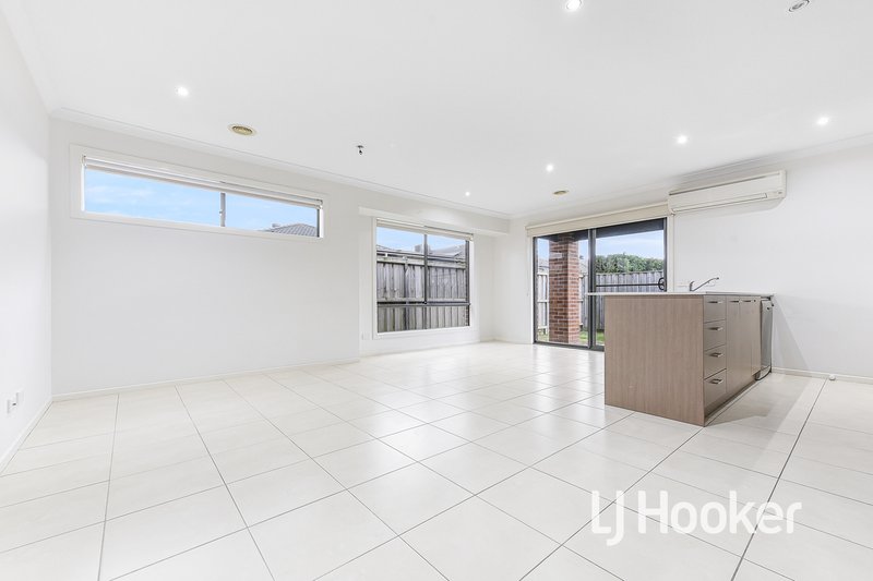 Photo - 93 Eliburn Drive, Cranbourne East VIC 3977 - Image 4