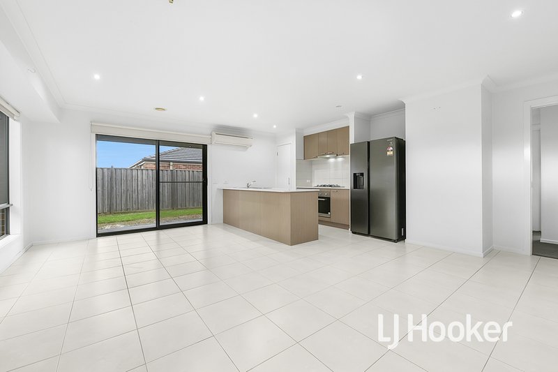 Photo - 93 Eliburn Drive, Cranbourne East VIC 3977 - Image 5