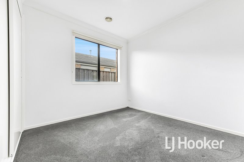 Photo - 93 Eliburn Drive, Cranbourne East VIC 3977 - Image 12