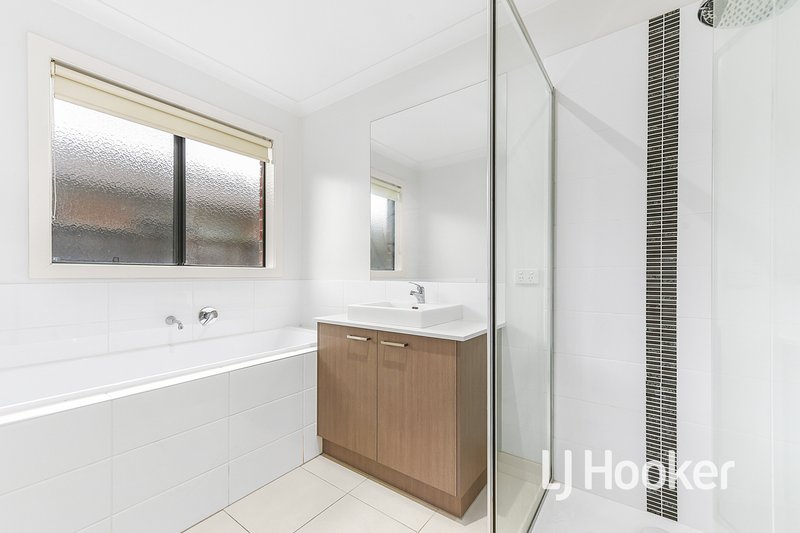 Photo - 93 Eliburn Drive, Cranbourne East VIC 3977 - Image 13