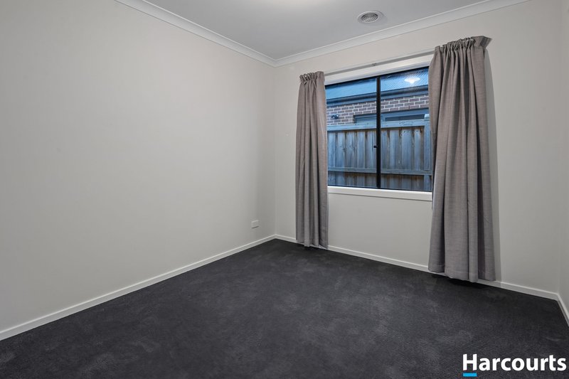 Photo - 93 Encore Boulevard, Cranbourne South VIC 3977 - Image 9