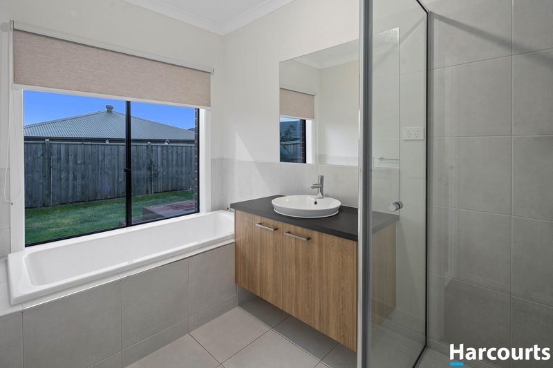 Photo - 93 Encore Boulevard, Cranbourne South VIC 3977 - Image 10