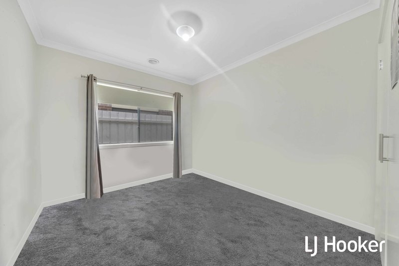 Photo - 93 Fiorelli Boulevard, Cranbourne East VIC 3977 - Image 12