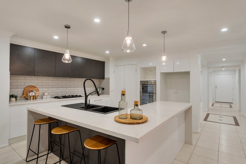 Photo - 93 Golf View Drive, Craigieburn VIC 3064 - Image 7