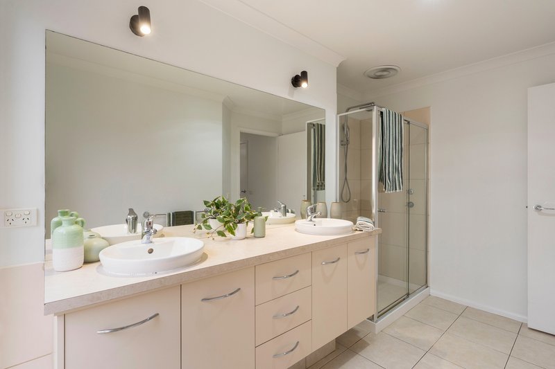 Photo - 93 Golf View Drive, Craigieburn VIC 3064 - Image 10