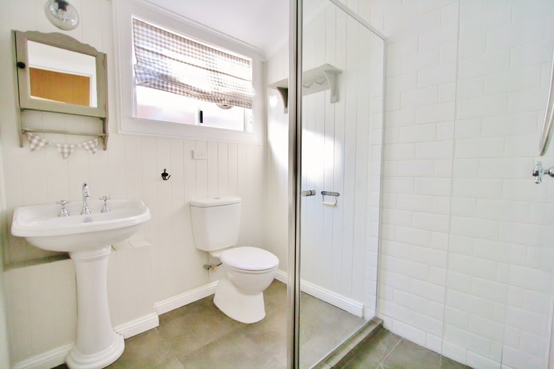 Photo - 93 Graceville Avenue, Graceville QLD 4075 - Image 11