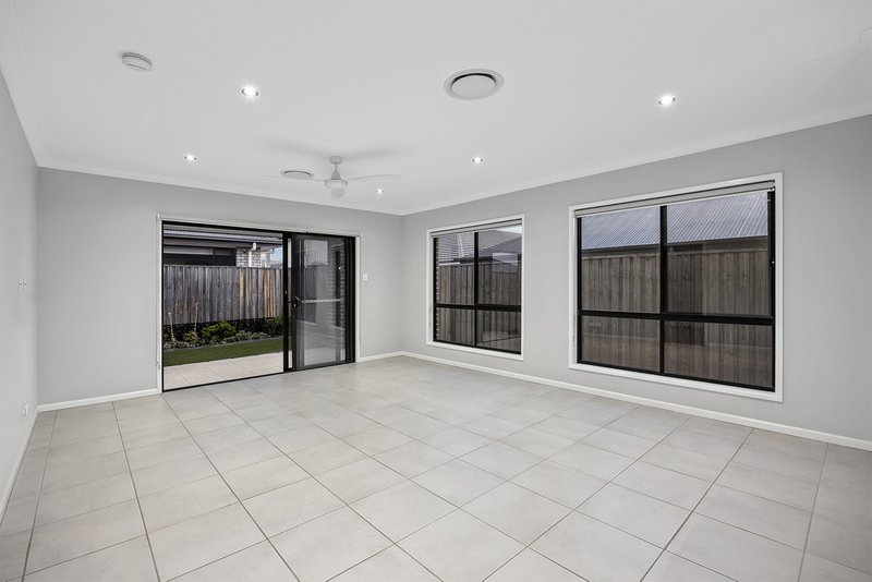 Photo - 94 Davidson Circuit, Park Ridge QLD 4125 - Image 9