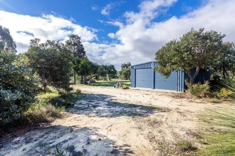 Photo - 94 Wildflower Way, Karakin WA 6044 - Image 4