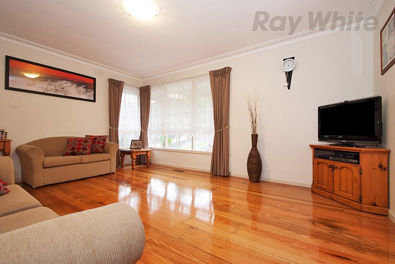 Photo - 94 Winyard Drive, Mooroolbark VIC 3138 - Image 3