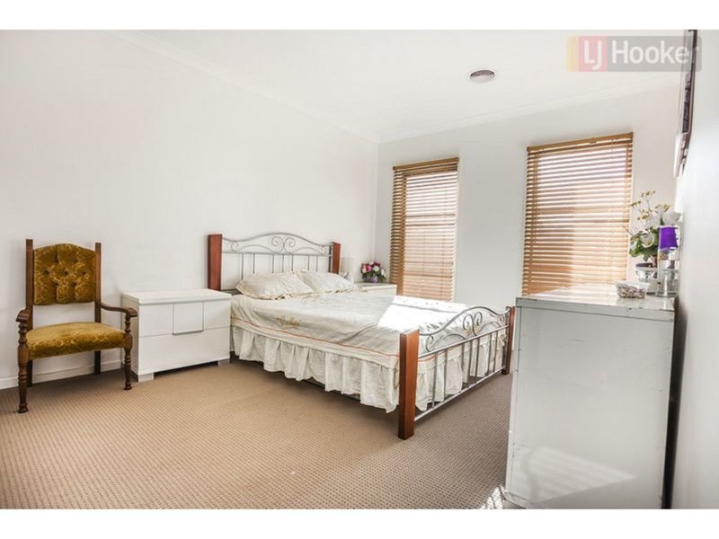 Photo - 95 Biltmore Crescent, Roxburgh Park VIC 3064 - Image 4