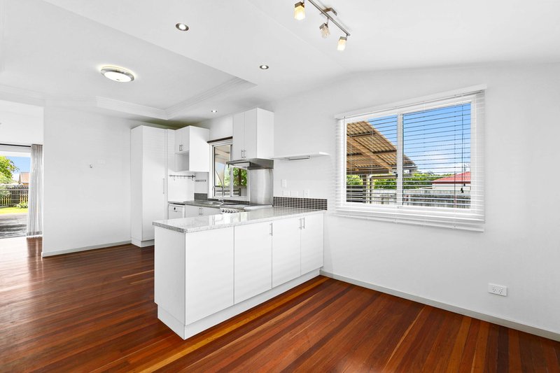 Photo - 95 Honiton Street, Torquay QLD 4655 - Image 6