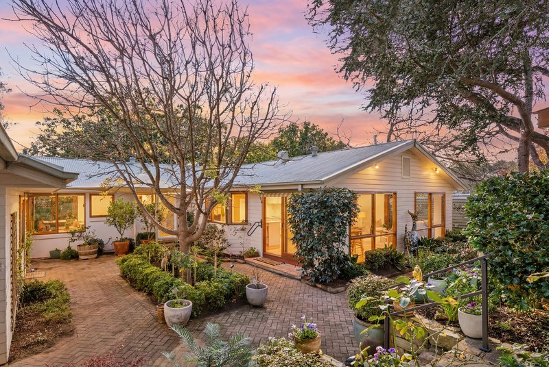 Photo - 95 Irvine Street, Watson ACT 2602 - Image 1