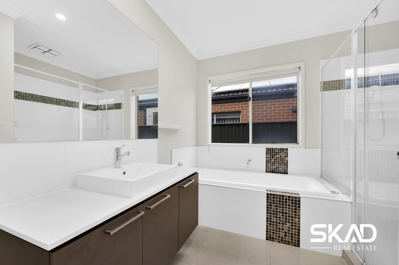 Photo - 95 Moor Park Drive, Craigieburn VIC 3064 - Image 11