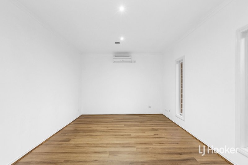 Photo - 96 Foxwood Drive, Point Cook VIC 3030 - Image 3