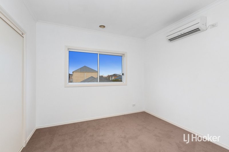 Photo - 96 Foxwood Drive, Point Cook VIC 3030 - Image 11