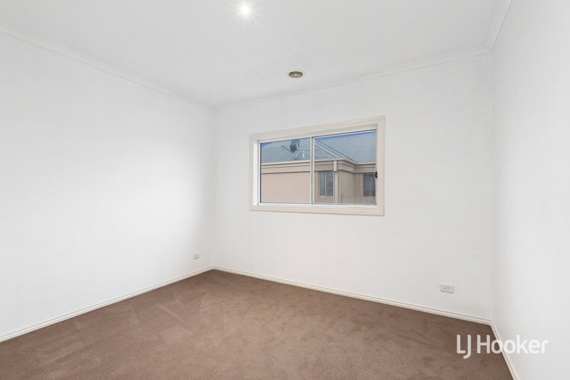 Photo - 96 Foxwood Drive, Point Cook VIC 3030 - Image 12