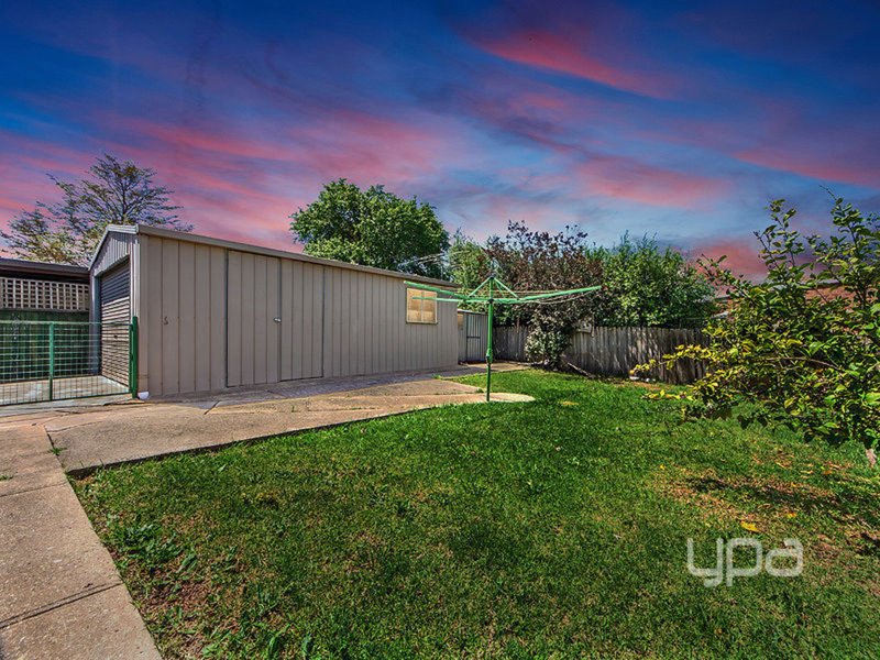 Photo - 97 Fairfax Circuit, Albanvale VIC 3021 - Image 9