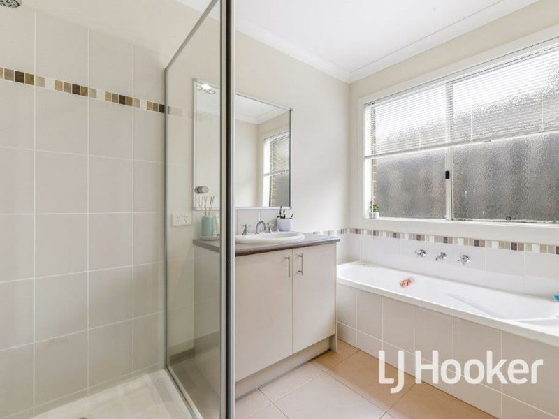 Photo - 97 Melissa Way, Pakenham VIC 3810 - Image 3