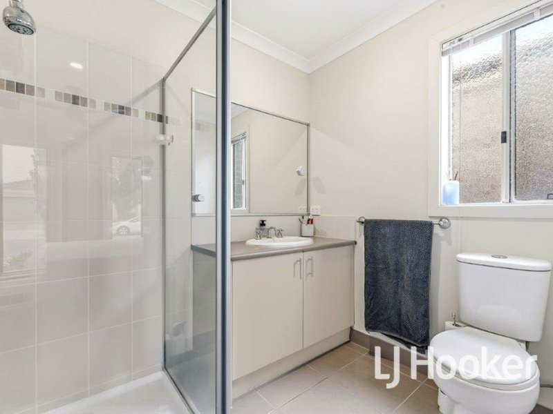 Photo - 97 Melissa Way, Pakenham VIC 3810 - Image 6