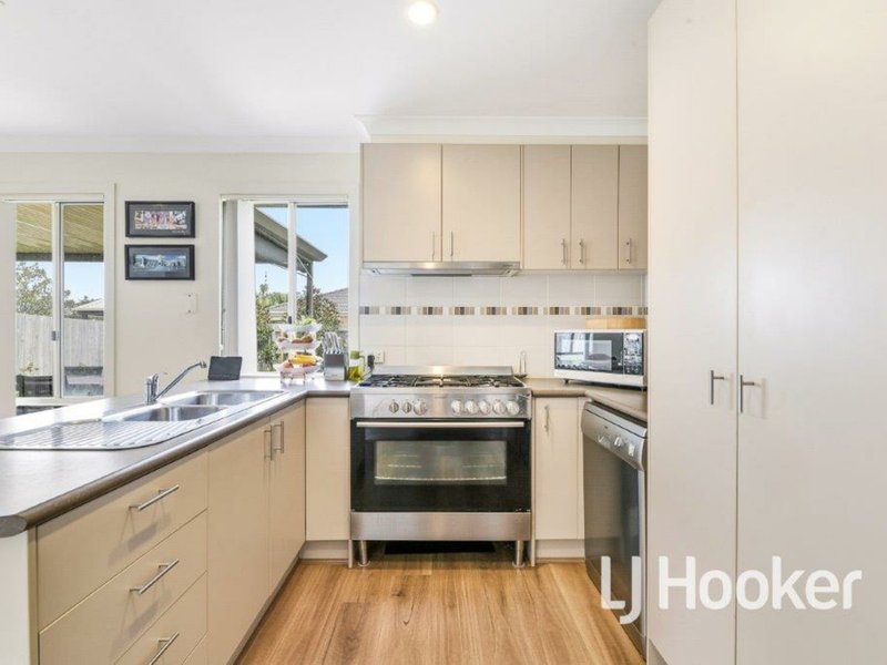 Photo - 97 Melissa Way, Pakenham VIC 3810 - Image 8
