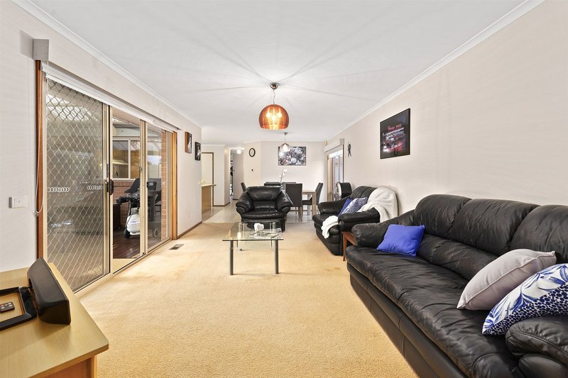 Photo - 97 Pitfield Crescent, Rowville VIC 3178 - Image 8