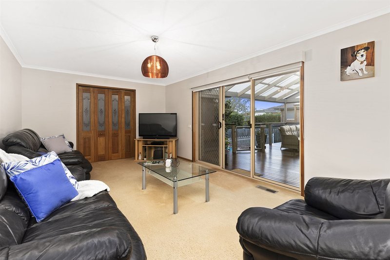 Photo - 97 Pitfield Crescent, Rowville VIC 3178 - Image 9