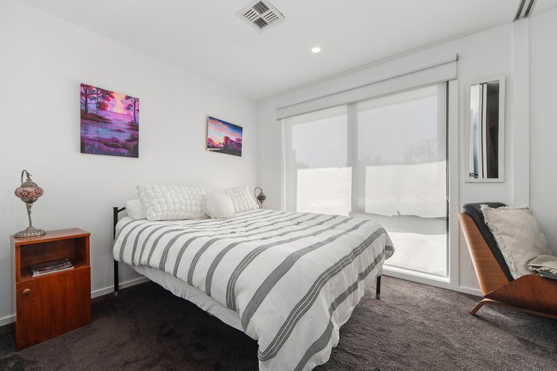 Photo - 97 Rosemary Crescent, Frankston North VIC 3200 - Image 6