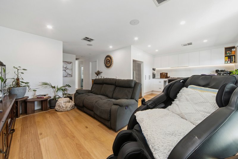 Photo - 97 Rosemary Crescent, Frankston North VIC 3200 - Image 10