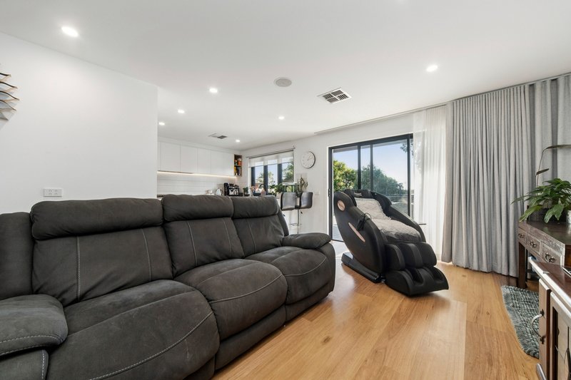 Photo - 97 Rosemary Crescent, Frankston North VIC 3200 - Image 11