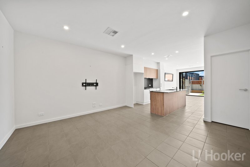 Photo - 97/1 Rowland Rees Crescent, Greenway ACT 2900 - Image 8