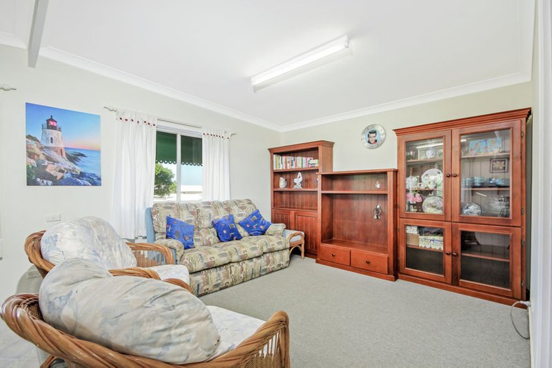 Photo - 98 Biggs Avenue, Beachmere QLD 4510 - Image 3