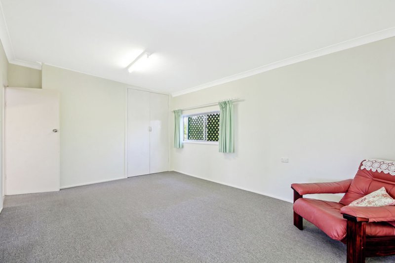 Photo - 98 Biggs Avenue, Beachmere QLD 4510 - Image 5