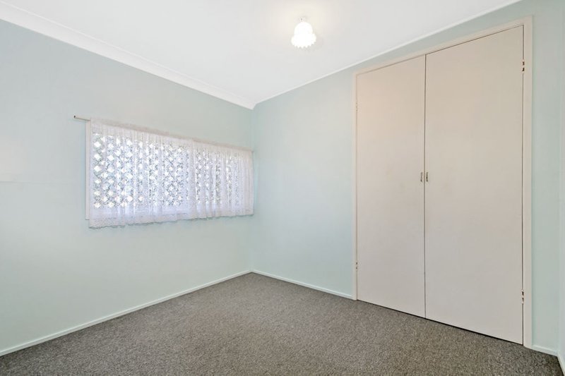 Photo - 98 Biggs Avenue, Beachmere QLD 4510 - Image 10