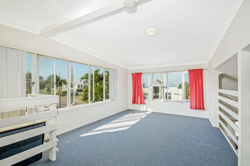 Photo - 98 Biggs Avenue, Beachmere QLD 4510 - Image 11