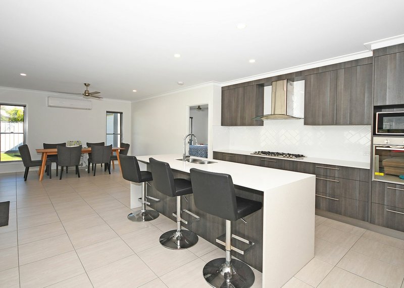 Photo - 98 Boundary Road, Urangan QLD 4655 - Image 2