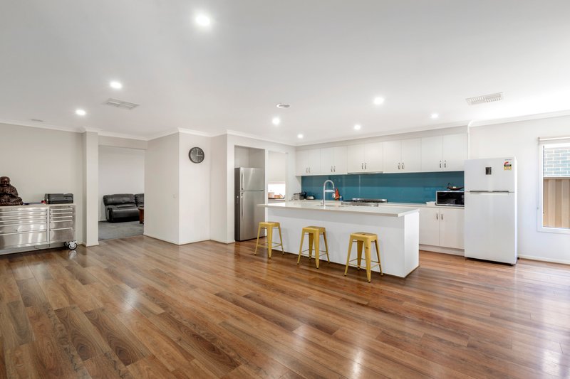 Photo - 98 Enterprise Circuit, Fraser Rise VIC 3336 - Image 6