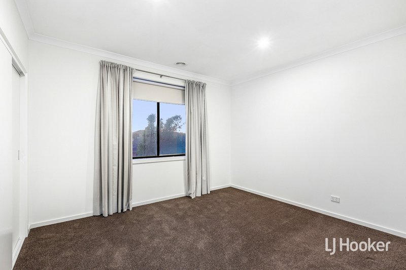 Photo - 98 Lennon Boulevard, Point Cook VIC 3030 - Image 10