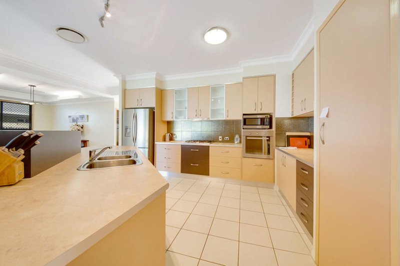 Photo - 98 Penda Ave , New Auckland QLD 4680 - Image 3