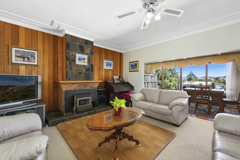 Photo - 98 Pitt Road, North Curl Curl NSW 2099 - Image 3