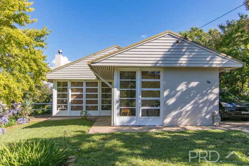 Photo - 98 Richmond St , Tumut NSW 2720 - Image