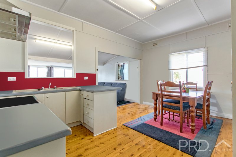 Photo - 98 Russell Street, Tumut NSW 2720 - Image 2