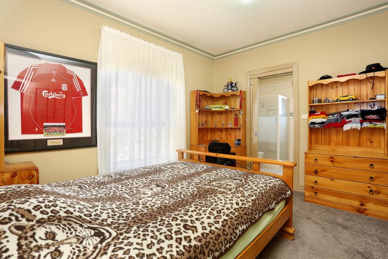 Photo - 98 Woolnough Drive, Mill Park VIC 3082 - Image 13