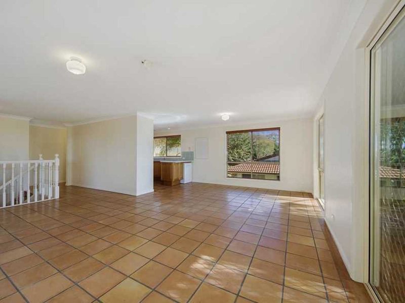 Photo - 98A Explorers Way, Highland Park QLD 4211 - Image 2