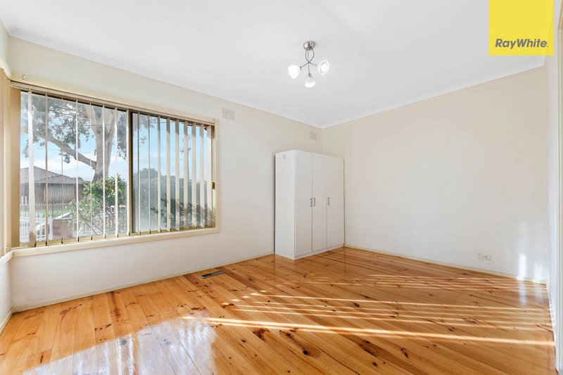 Photo - 99 Gillespie Road, Kings Park VIC 3021 - Image 6