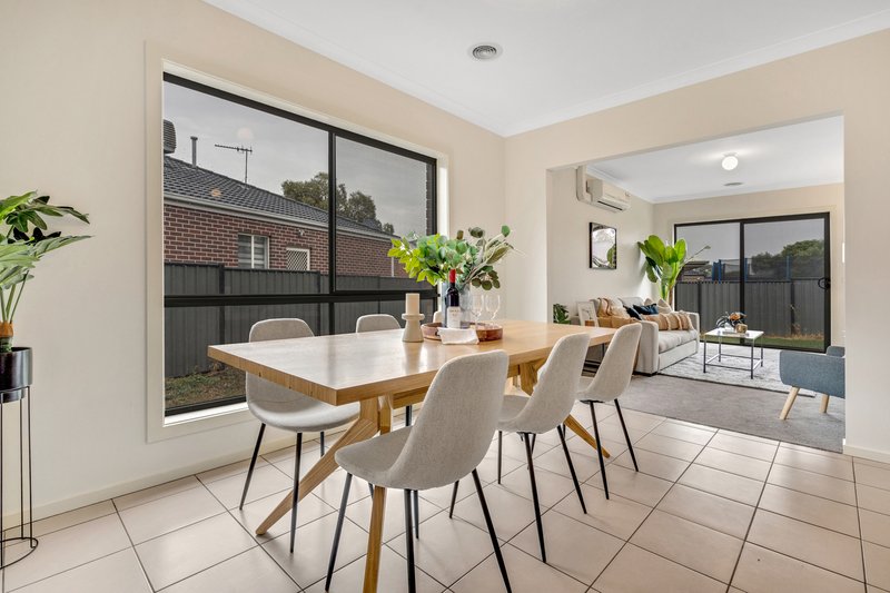 Photo - 99 Huntington Drive, Craigieburn VIC 3064 - Image 4