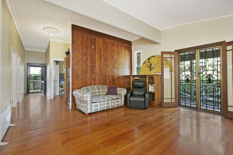 Photo - 99 Kianawah Road, Wynnum West QLD 4178 - Image 8