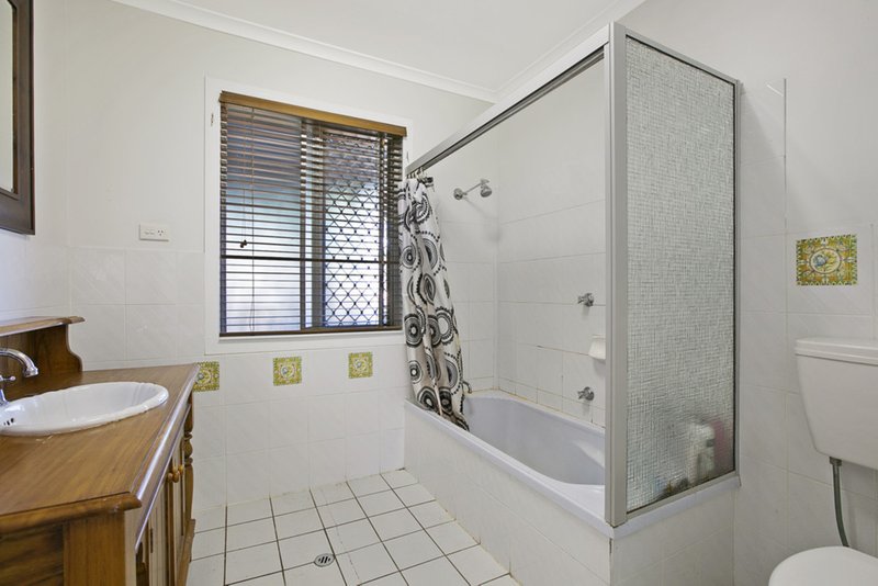 Photo - 99 Kianawah Road, Wynnum West QLD 4178 - Image 9