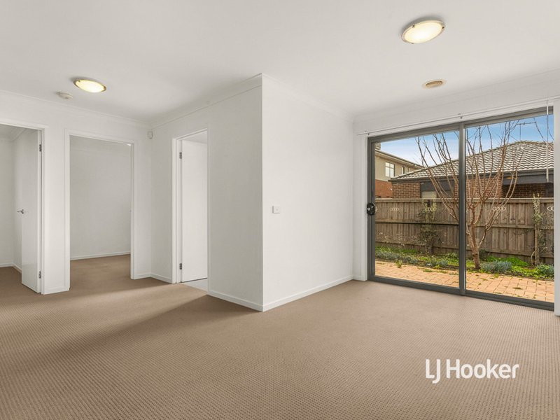 Photo - 99 Tristania Drive, Point Cook VIC 3030 - Image 5